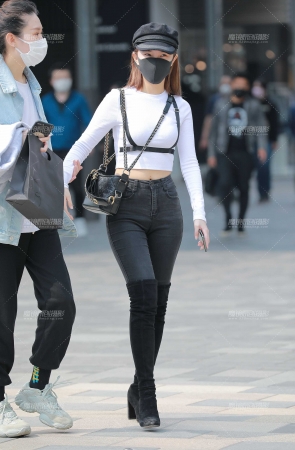 黑色牛仔裤小姐姐