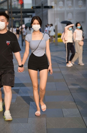 街拍黑色短牛女盆友