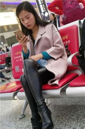 4k-候车室玩手机的皮裤美女