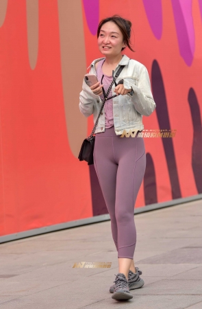 畅聊中的紫色瑜珈裤小女人