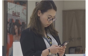 4k-试鞋的眼镜OL制服街拍美女