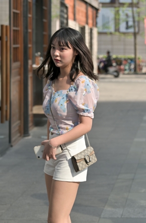 可爱的白色短裤女孩