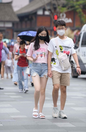 街拍眼镜小哥的粉色T恤女友