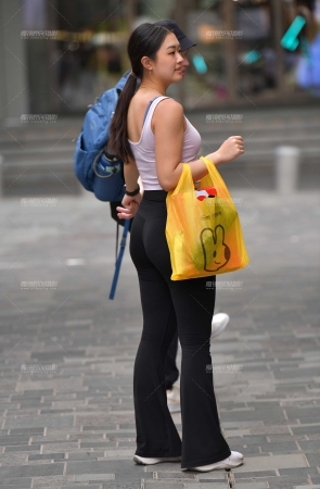 微微丰腴紧身裤美女