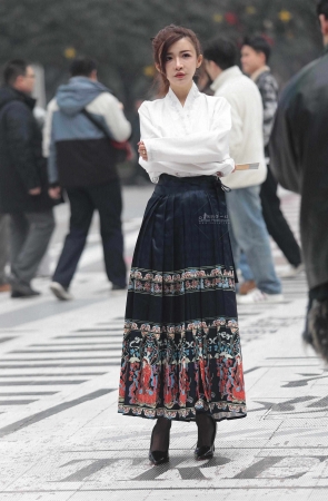 黑丝高跟街拍少妇