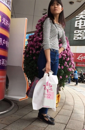 苗条身材紧身蓝色牛仔裤MM