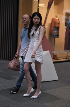 白色高跟鞋白裙肉丝袜美女