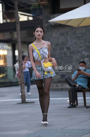 嘿丝大长腿高跟美眉【菲菲】