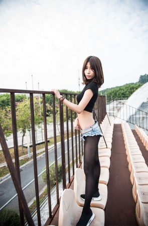 小透明DK街拍作品 – 性感反光黑丝翘臀热裤妹