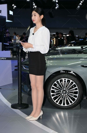 直播卖车的包臀裙R丝美女