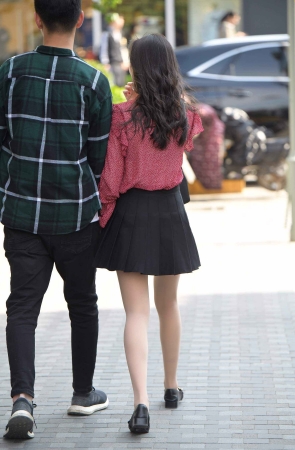 笑容灿烂的丝袜短裙小女友