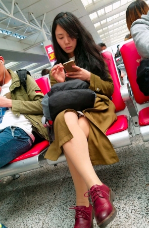 高铁站候车的肉色丝袜长发美眉