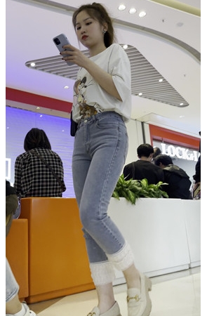 年轻的牛仔小美女