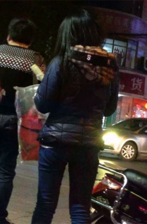 夜晚出来逛的蓝牛学生妹