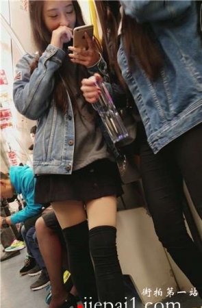 4k-地铁上拍摄极品超短裙美女，身材正点颜值高。