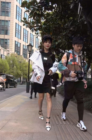 时尚的街拍美女