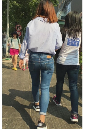 圆润牛仔翘屯小妹