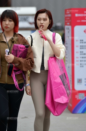 苗条紧身裤美女