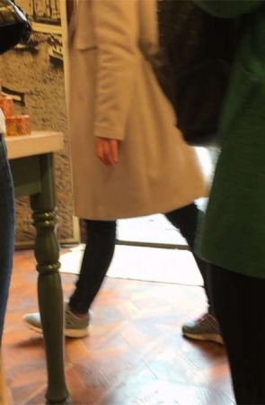 紧身蓝色牛仔裤学生妹