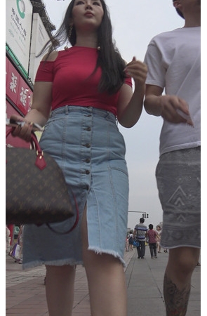 漂亮的丰腴红衣小姐姐