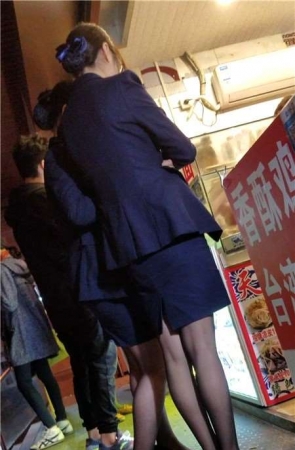 两位性感的黑丝袜街拍高跟鞋美腿制服OL美女