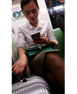 4k-颜值爆表的黑色丝袜女孩，素颜也一样美丽。