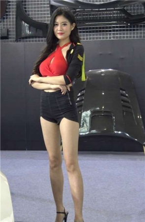 4k-性感丰满大长腿美女车模 [3.79 GB]