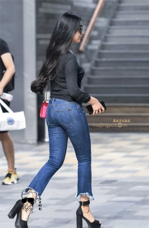 美女这身材太魔鬼性感了