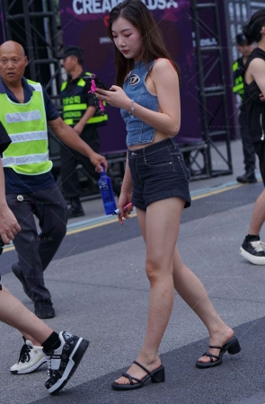 街拍牛仔du兜，热裤长腿美眉