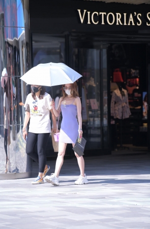 吊带包臀裙妹子