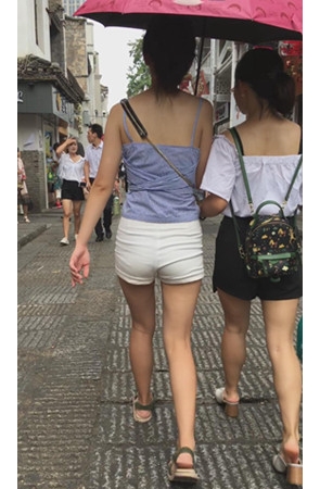 白色热裤吊带妹子