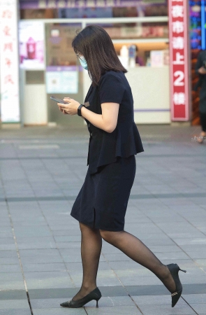 黑丝街拍高跟OL