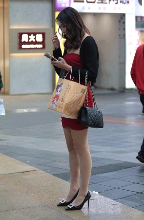 诱惑街拍肉丝高跟shaofu