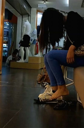 试鞋的牛仔裤漂亮的美女