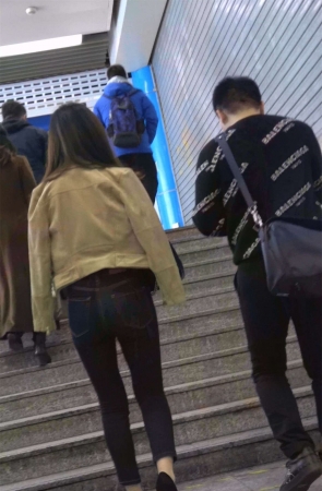 紧身牛仔高跟美女颜值很高