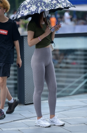 迷路紧身裤美女