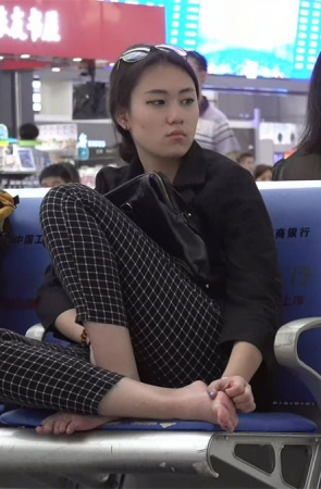 能想像制服诱惑出场的高冷妹子最后抠足底的样子吗？