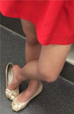 街拍地铁上听歌的红裙清纯颜值美女