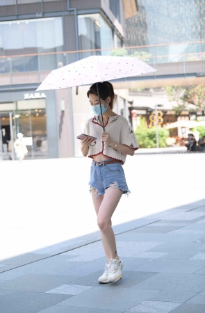 清凉的热牛小妞