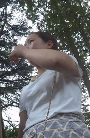 丝袜美腿少妇在等车