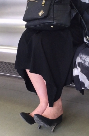 地铁拍摄黑色高跟长裙漂亮MM