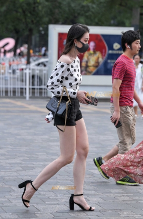 高跟鞋短裤翘臀美女