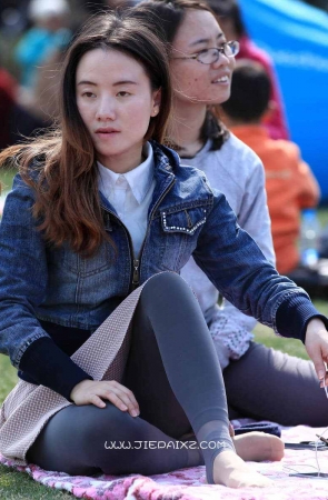 街拍灰色踩脚裤姑娘，近距离特写