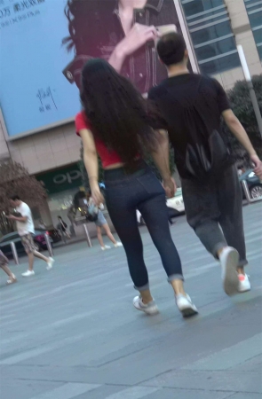 红T恤曼妙小蛮腰丰臀紧身蓝牛美女