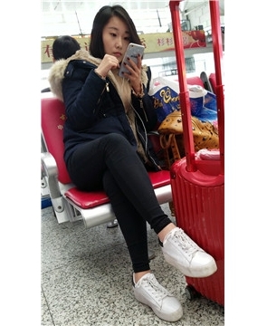 4k视频，高铁站候车室偶遇超清纯美颜气质小美女