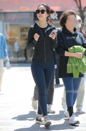 蓝色瑜伽裤美女