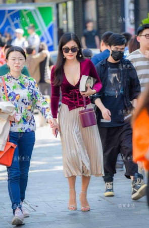 性感低胸街拍高跟美女