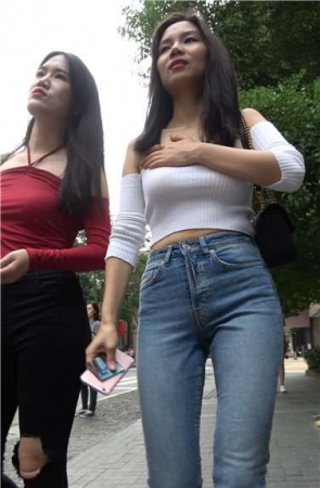 4k超清，街拍一字抹胸甜美紧身蓝牛美女 [2.74 GB]