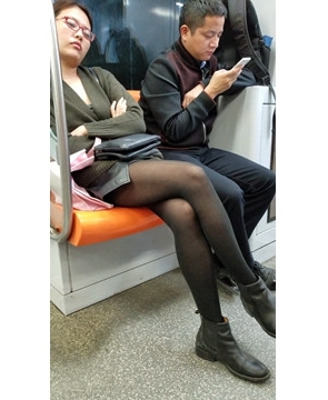 4k-近距离特写黑丝短裙韵味少妇，上了一天班累了