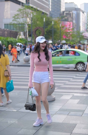 热裤、粉色运动鞋棒球帽美眉